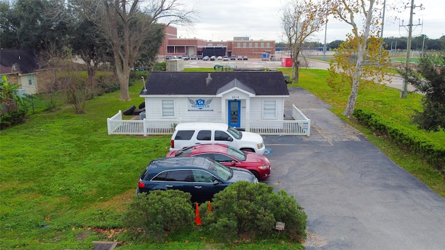 view of front of property with a front yard