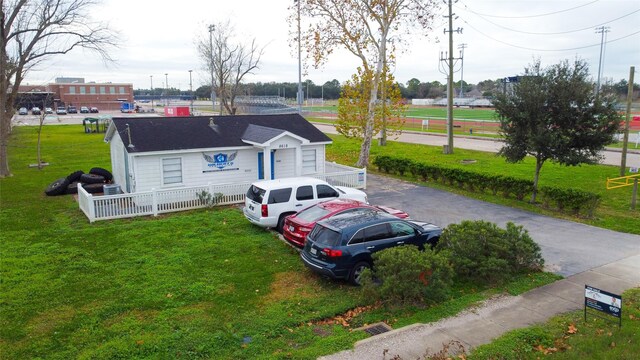 ranch-style house featuring a front yard