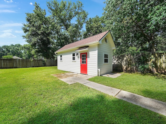 view of outdoor structure with a yard