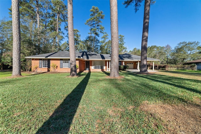 view of front of home featuring a front lawn