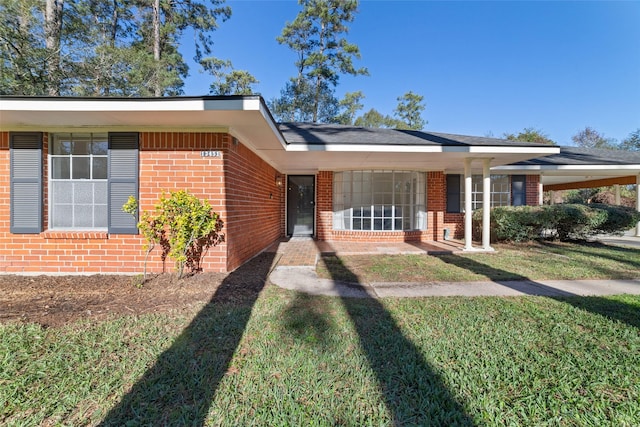 view of front of home with a front lawn