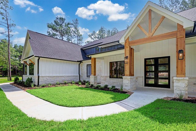 view of front of property featuring a front lawn