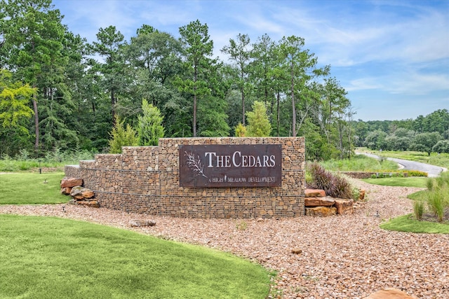 community sign featuring a yard