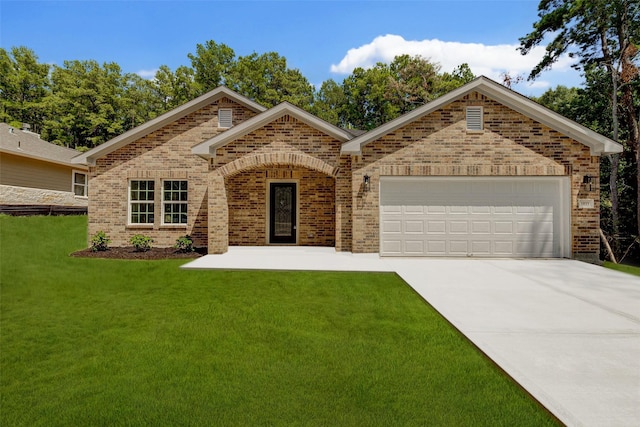 view of front of property featuring a front lawn and a garage