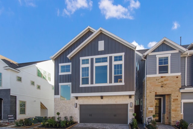 view of front facade featuring a garage