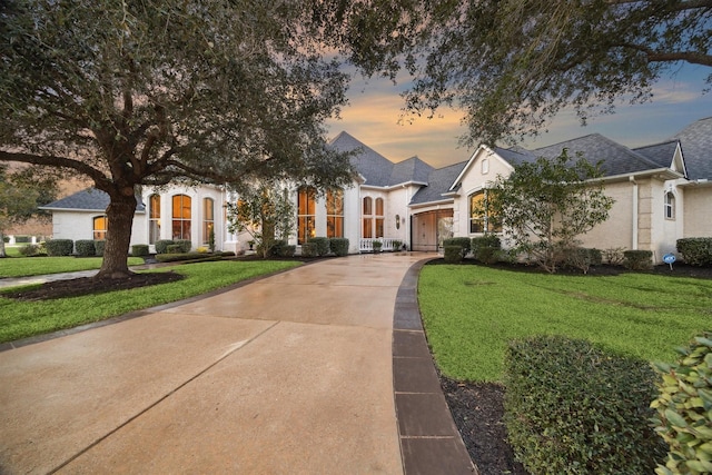 view of front of property featuring a yard