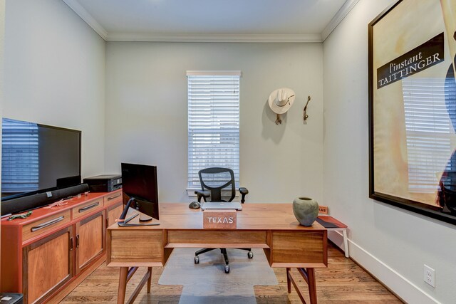 office area featuring ornamental molding, light wood-type flooring, and baseboards