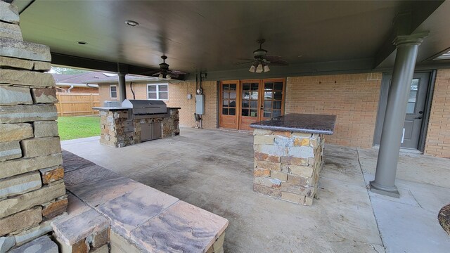 view of patio / terrace with an outdoor bar, an outdoor kitchen, area for grilling, and ceiling fan