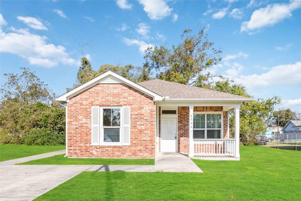 bungalow-style home featuring a front yard and a porch