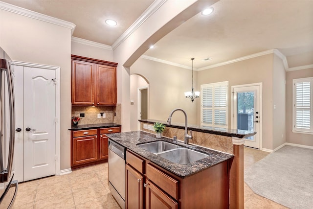 kitchen with dishwasher, a kitchen island with sink, ornamental molding, sink, and an inviting chandelier