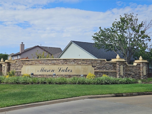 community sign with a yard