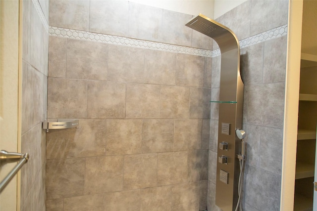 bathroom featuring a tile shower