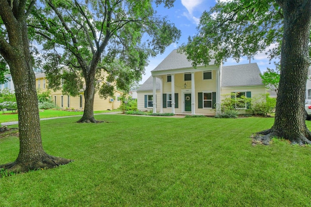 view of front facade featuring a front lawn