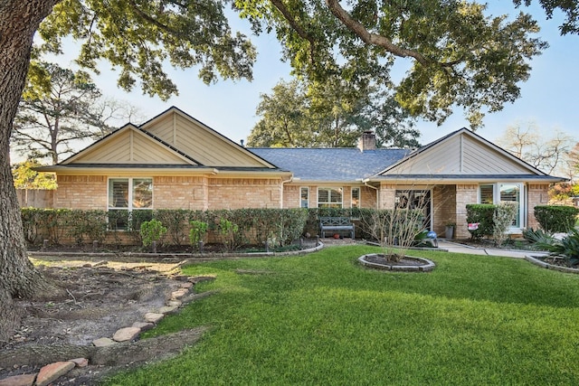 ranch-style house featuring a front yard