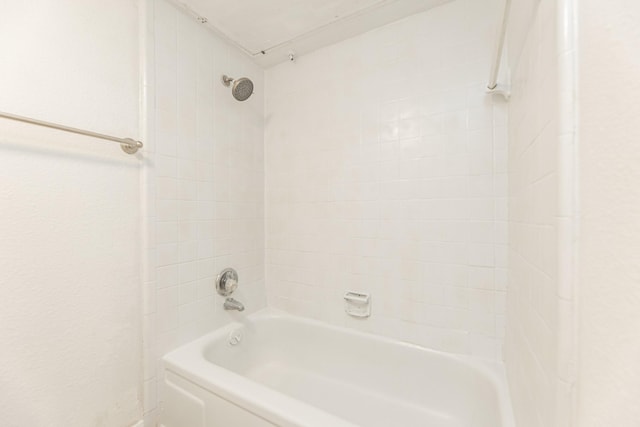 bathroom with tiled shower / bath