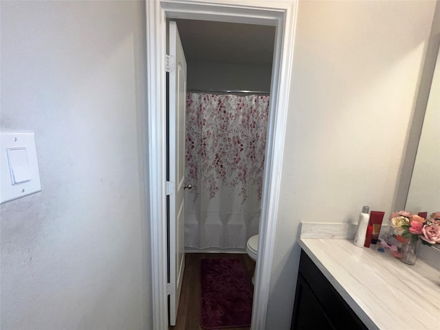 bathroom with a shower with curtain, vanity, and toilet