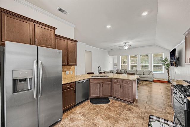 kitchen featuring stainless steel appliances, crown molding, kitchen peninsula, ceiling fan, and sink