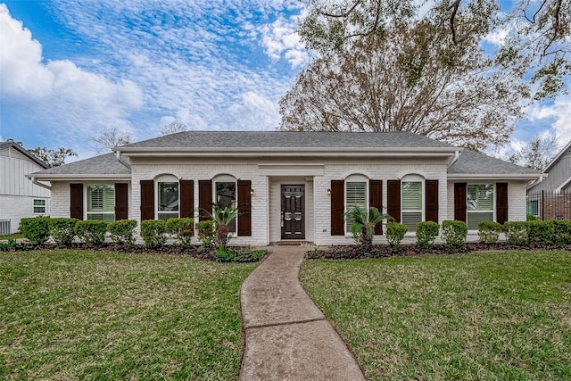 view of front facade with a front lawn