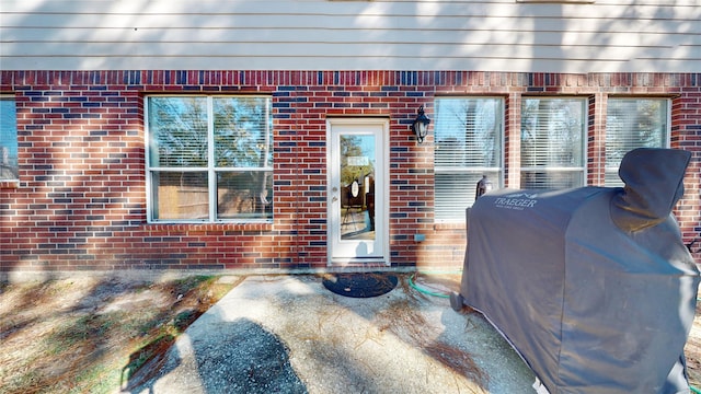 entrance to property featuring a patio area