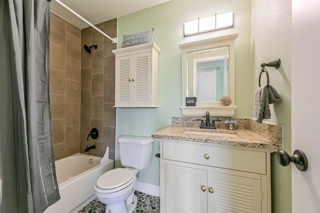 full bathroom with baseboards, toilet, shower / tub combo with curtain, and vanity