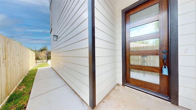 entrance to property with fence