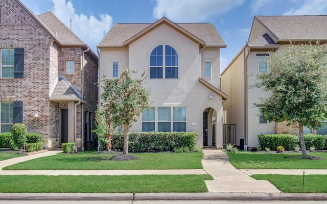 view of front of home featuring a front yard