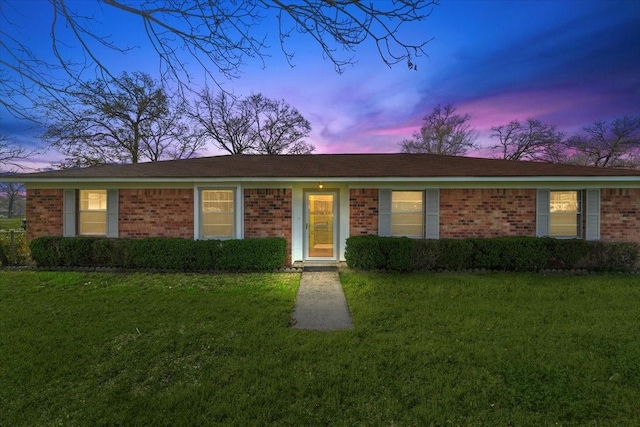 single story home featuring a lawn