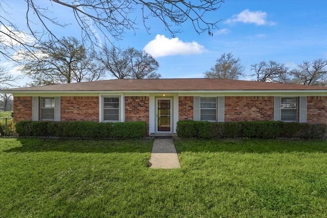 single story home with a front lawn