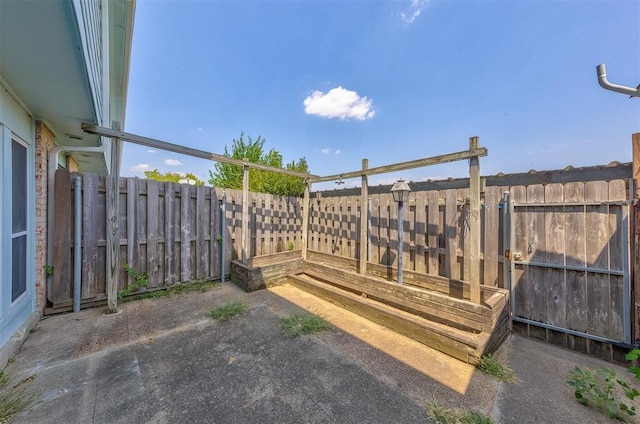 view of yard featuring a patio area