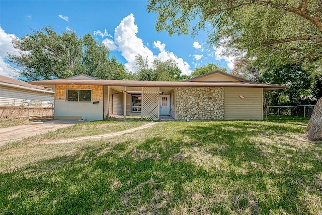 single story home featuring a front yard