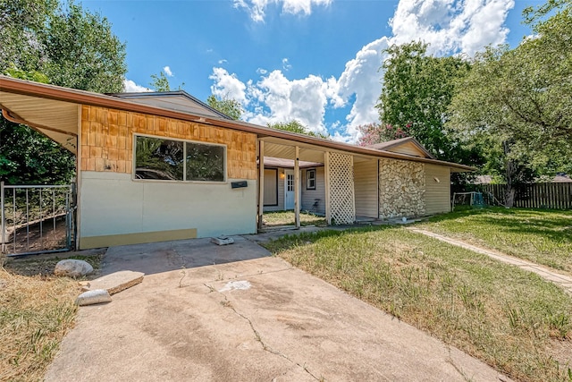 view of front of property with a front lawn