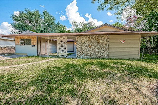 single story home featuring a front yard