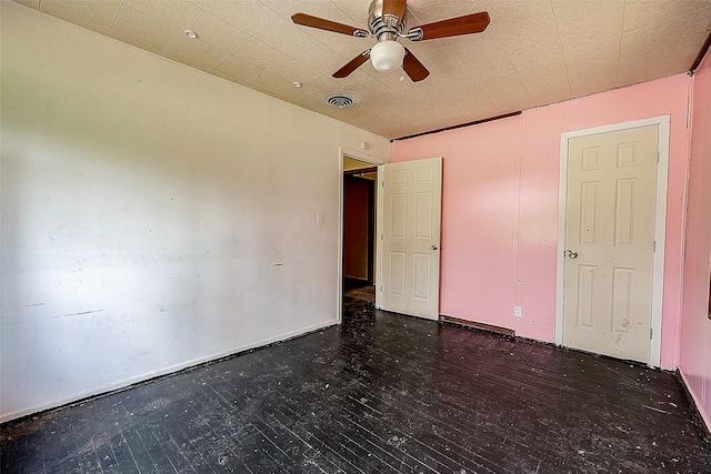 unfurnished bedroom featuring ceiling fan