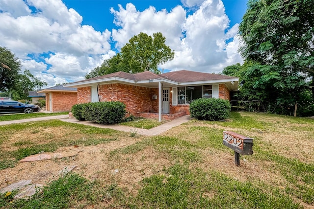 single story home with a front lawn