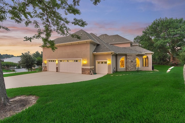 view of front of house featuring a lawn