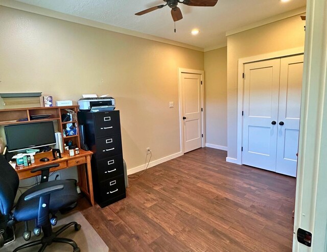 office area with ceiling fan, crown molding, and dark wood-type flooring