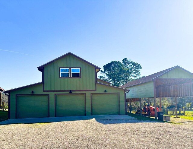 view of front facade with an outdoor structure and a garage