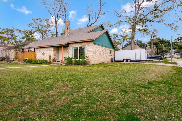 view of front of property featuring a front yard