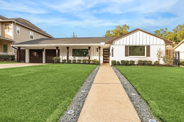 view of front of home featuring a front yard and a carport