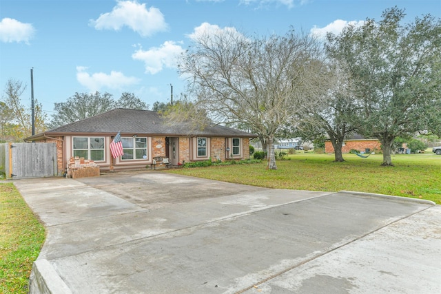 ranch-style home featuring a front lawn