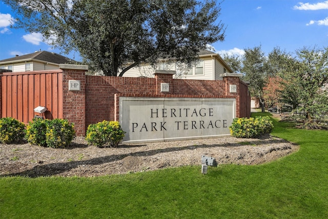 community / neighborhood sign featuring a yard