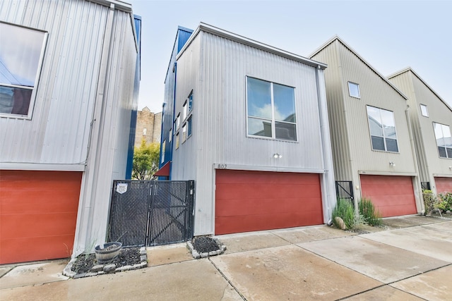 view of front facade featuring a garage