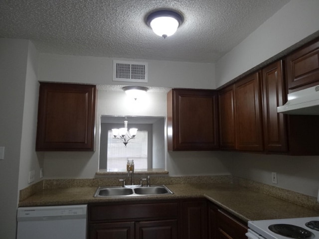kitchen featuring a sink, a chandelier, under cabinet range hood, white appliances, and visible vents