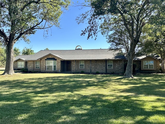 single story home with a front lawn