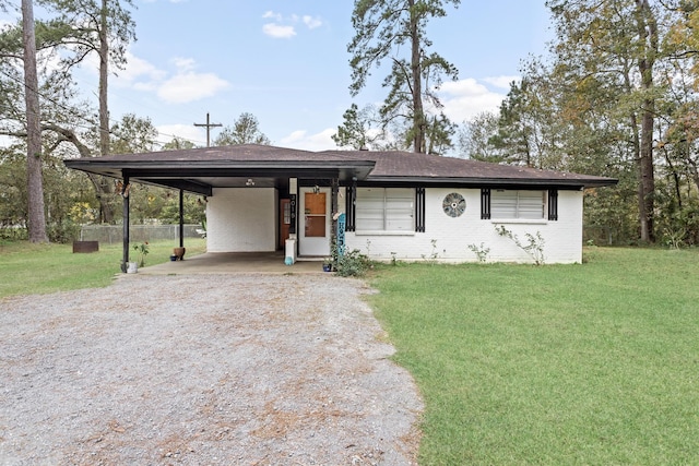 view of front of home featuring a front lawn and a carport