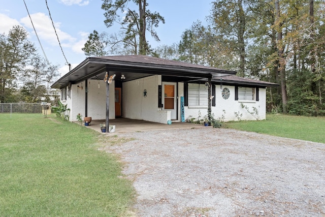 view of front of home featuring a front yard and a carport