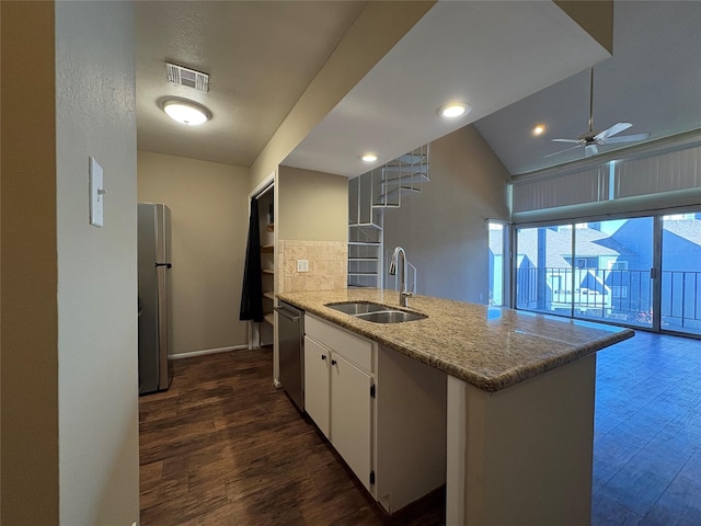 kitchen featuring dark wood-style floors, visible vents, stainless steel appliances, a sink, and white cabinetry