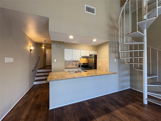 kitchen with visible vents, dark wood-style flooring, a sink, appliances with stainless steel finishes, and white cabinetry