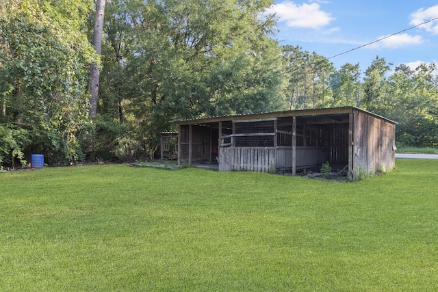 view of yard with an outbuilding