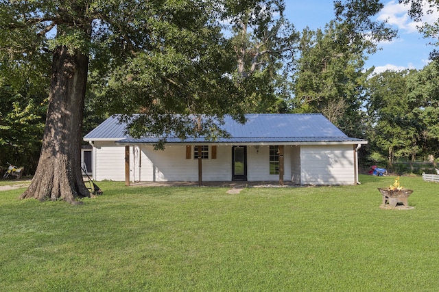 single story home featuring a front lawn